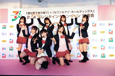 「バレンタイン・キッス」を披露する渡り廊下走り隊7。