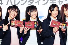 キャンペーン商品のマカロンを手にした渡り廊下走り隊7のメンバー。