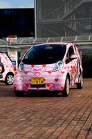 正面から見た渡辺麻友仕様のエコデコカー。