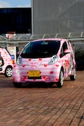 正面から見た渡辺麻友仕様のエコデコカー。