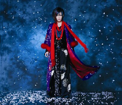 先輩アーティスト陣を従えてボーカルを務めるピコ。