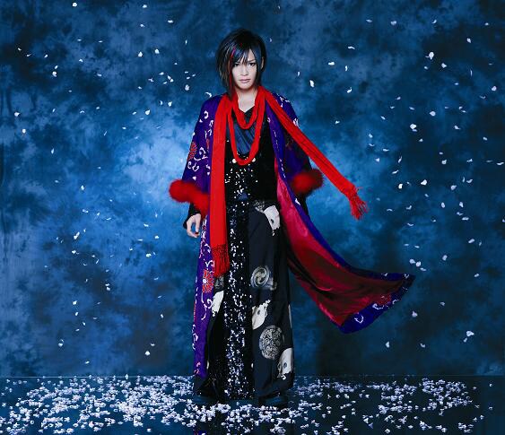 先輩アーティスト陣を従えてボーカルを務めるピコ。