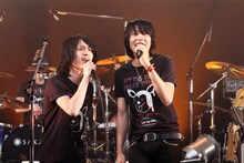 アンコールのセッションの模様。左が光村龍哉（NICO Touches the Walls）、右が山村隆太（flumpool）。