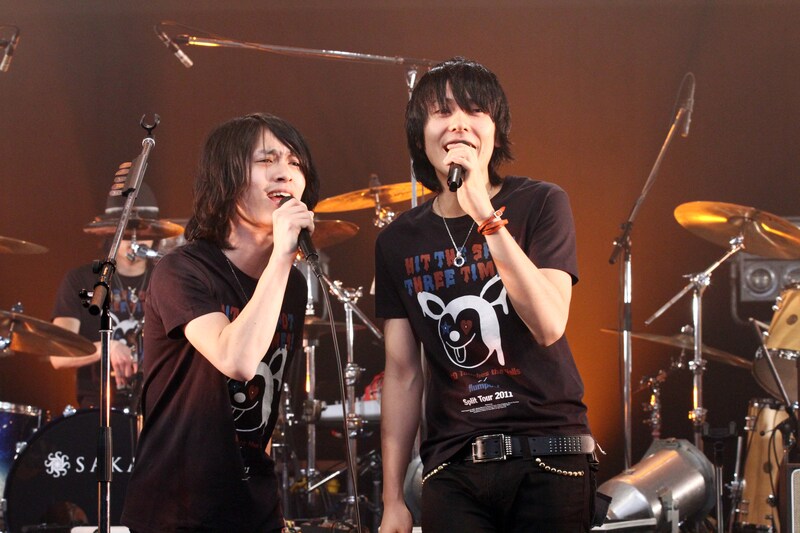 アンコールのセッションの模様。左が光村龍哉（NICO Touches the Walls）、右が山村隆太（flumpool）。