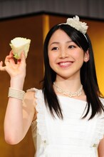 残ったキャベツの芯を見せる吉川友。