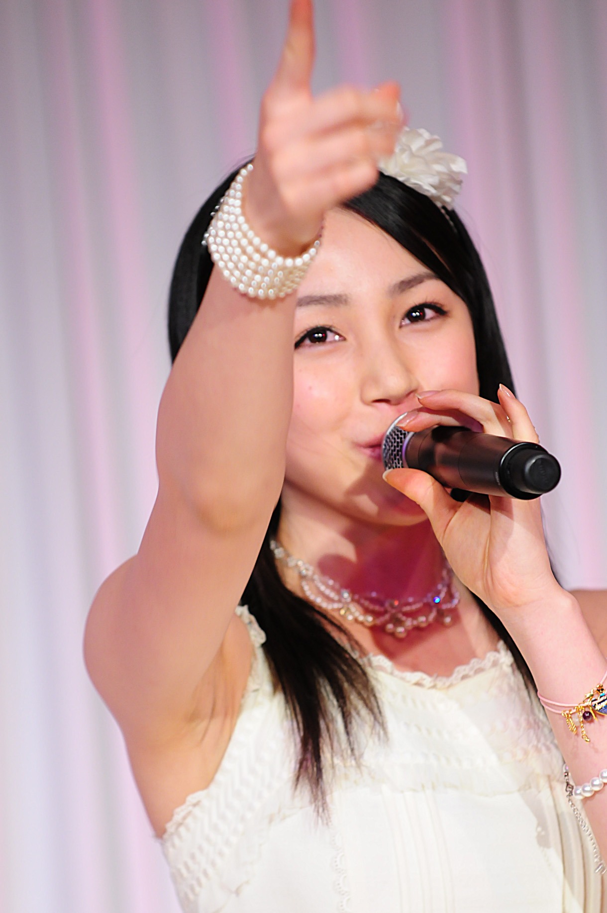 デビュー曲「きっかけはYOU！」を歌唱する吉川友。