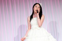 デビュー曲「きっかけはYOU！」を歌唱する吉川友。