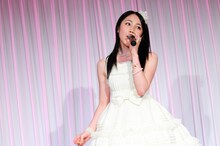 デビュー曲「きっかけはYOU！」を歌唱する吉川友。