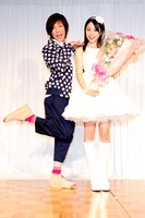 吉川友（写真右）の晴れ舞台に、花束を持って登場したKABA.ちゃん（左）。