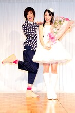 吉川友（写真右）の晴れ舞台に、花束を持って登場したKABA.ちゃん（左）。