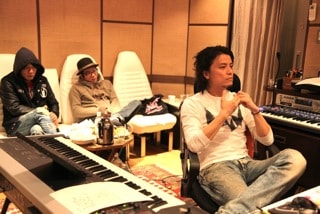 「挑め Remix feat. MCU & LITTLE」制作中のMCU、LITTLE、KREVA（写真左から）。