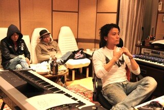 「挑め Remix feat. MCU & LITTLE」制作中のMCU、LITTLE、KREVA（写真左から）。