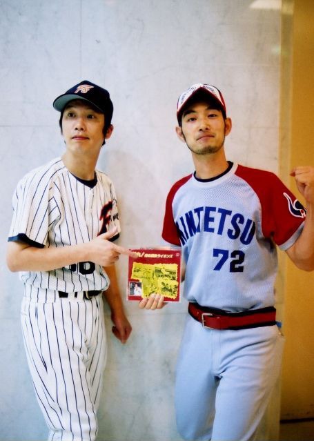 プロ野球公式ユニフォームをまとったメンバー中嶋勇二（写真左）とヨシノビズム（右）。