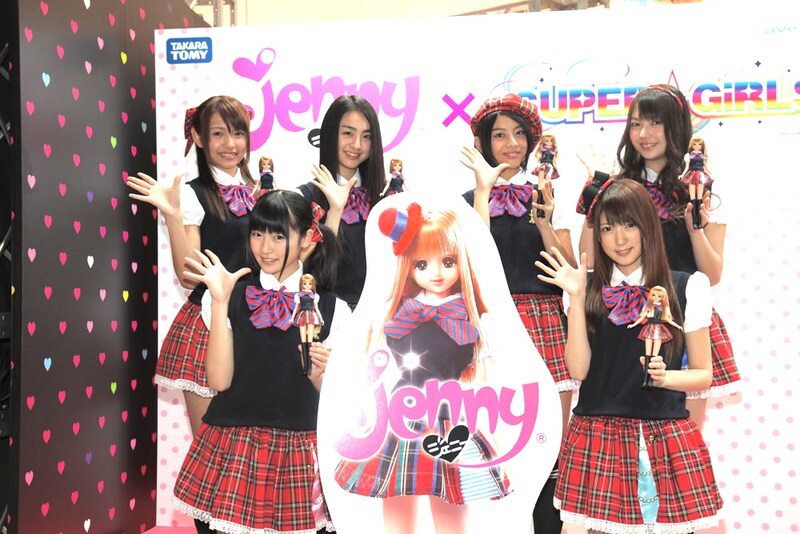 「ジェニー」とのコラボ衣装を着用したSUPER☆GiRLSのメンバー。