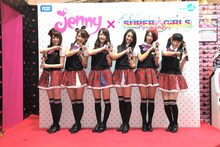「ジェニー」とのコラボ衣装を着用したSUPER☆GiRLSのメンバー。