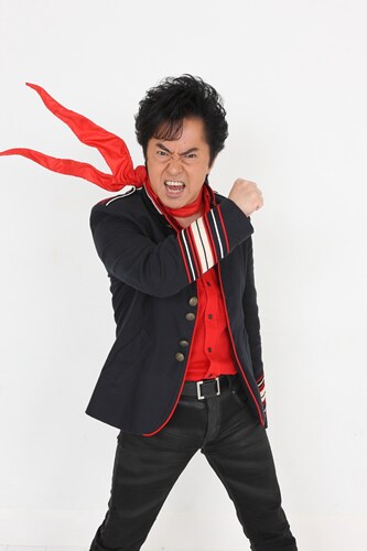 赤いマフラーをなびかせた水木一郎アニキ。