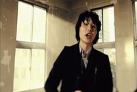 写真は「モダンタイムス」のビデオクリップのワンシーン。