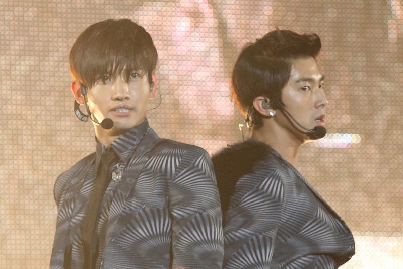 写真は1月26日に行われた「SMTOWN LIVE in TOKYO」より。写真左からチャンミン、ユンホ。