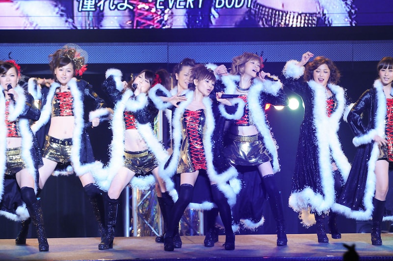 「LOVEマシーン」はオリジナルのダンスを手がけた夏まゆみの指導で、当時と同じ振り付けが再現された。