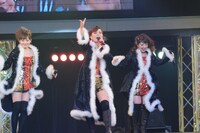 写真左から安倍なつみ、保田圭、矢口真里。