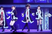 写真左から藤本美貴、飯田圭織、久住小春、中澤裕子。ちなみに最年少の久住は「LOVEマシーン」発売当時、まだ6歳の小学校1年生だった。