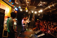 写真は1月27日に行われたインストアライブの模様。
