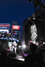 新宿ステーションスクエアで5000人を前にパフォーマンスする黒夢。