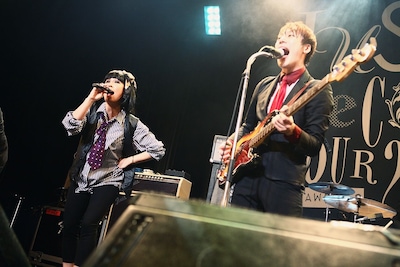 「LOVE YOU NEED YOU」を生セッションするTHE BAWDIESとAI。観客は2組の迫力あるパフォーマンスに魅入った。