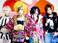 写真は左からメイ（B）、春（Vo）、準々（G）、ミズキ（G）。