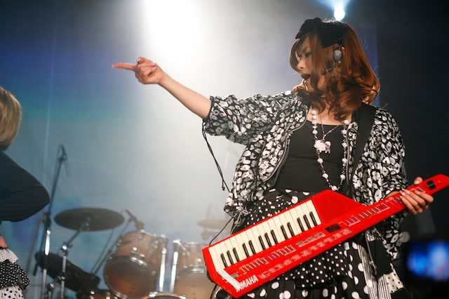 YAMAHA「SHS-10」を使ったキーボードプレイを披露するアイラ。