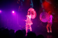 ステージでは和傘を使ったオリエンタルな演出も。