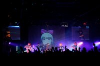 アイラの力強いドラムプレイに合わせて踊るダンサーと観客。