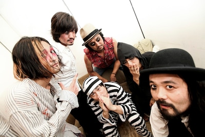 「CLUB JASON」仕様のHiGEのメンバーたち。当日の仮装も楽しみにしておこう。