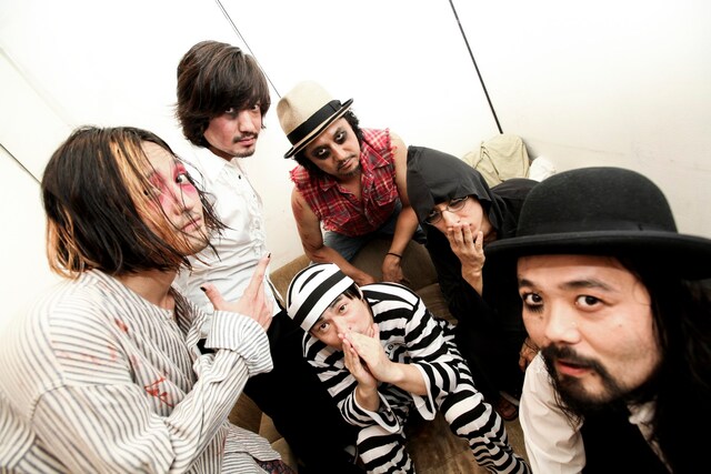 「CLUB JASON」仕様のHiGEのメンバーたち。当日の仮装も楽しみにしておこう。