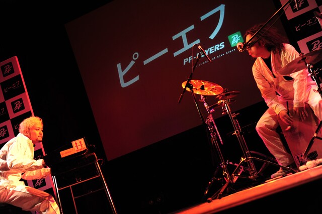 「ジ・エンターテイナー」を演奏する→Pia-no-jaC←。