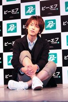 「PF-FLYERS」を履いて会見に参加した佐藤健。