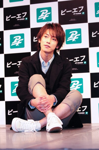 「PF-FLYERS」を履いて会見に参加した佐藤健。