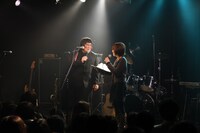 MCを務めたガリガリガリクソンと前田彩名。