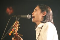 自由なMCを禁じられたミドリカワは淡々と各曲を披露。