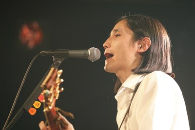 自由なMCを禁じられたミドリカワは淡々と各曲を披露。