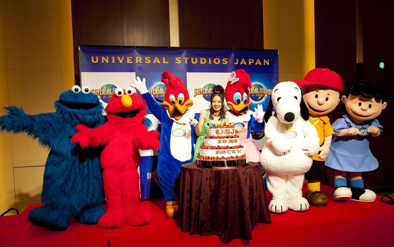 人気キャラクターに囲まれたUSJ10周年大使ベッキー。