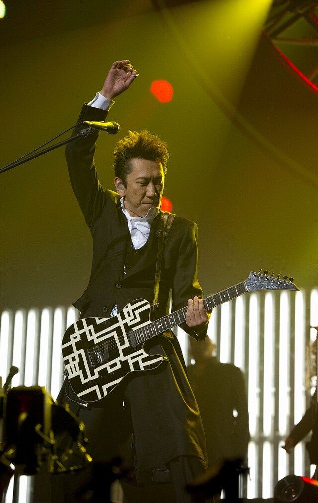 本日49歳の誕生日を迎えた布袋寅泰。ライブには約1万人が集まり、彼のバースデーとアーティスト活動30周年を祝福した。