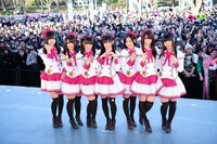 集まったファンをバックに記念撮影する渡り廊下走り隊7。