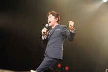 ファンの前で熱い歌声を披露する桑田佳祐。