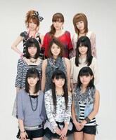 第9期メンバー3人を加えてパワーアップしたモーニング娘。（田中れいなは写真上段左端）。