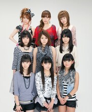 第9期メンバー3人を加えてパワーアップしたモーニング娘。（田中れいなは写真上段左端）。