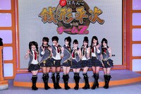 フォトセッションより。写真左から平松可奈子、高城亜樹、宮澤佐江、松井玲奈、大島優子、北原里英、秋元才加、高柳明音。