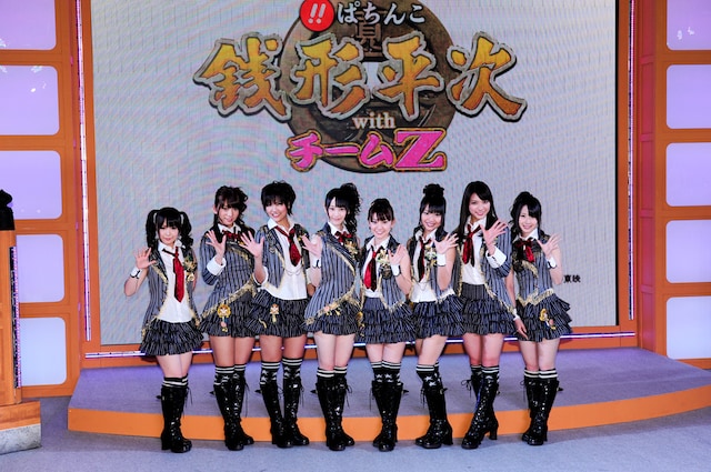 フォトセッションより。写真左から平松可奈子、高城亜樹、宮澤佐江、松井玲奈、大島優子、北原里英、秋元才加、高柳明音。