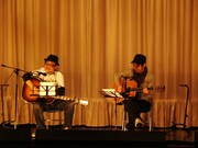 写真は「アブラクサスの祭」上映記念イベントより。共作のオリジナル曲「サヨナラ東京」を披露する鉋。