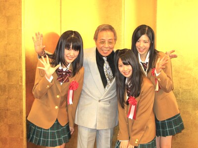 大先輩サブちゃんの胸を借りるSKE48の3人。